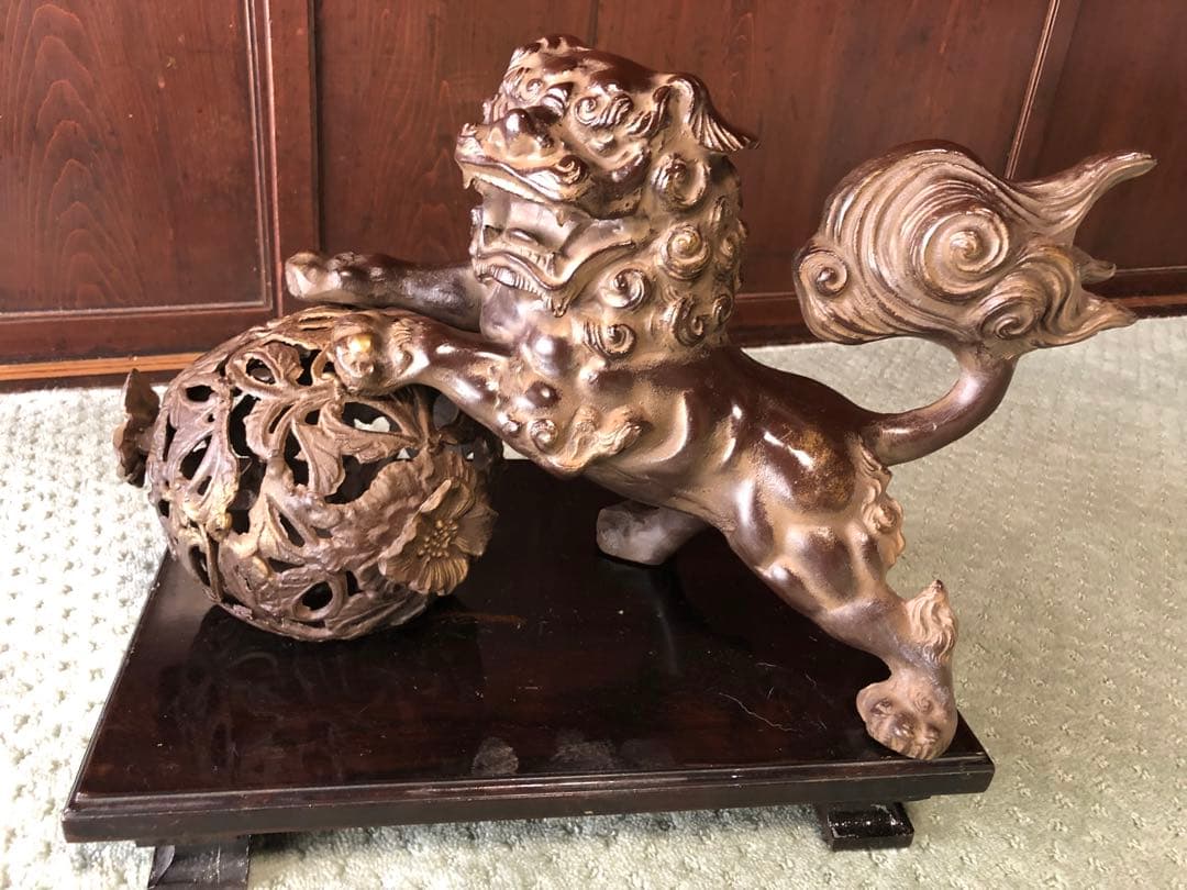 玉乗り 獅子 置物　狛犬 シーサー 金属製 台付き