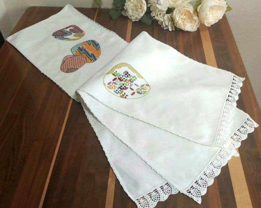 手刺繍 貝合わせ 模様入り 手編みレース縁取り 布製のれん 三つ割れ