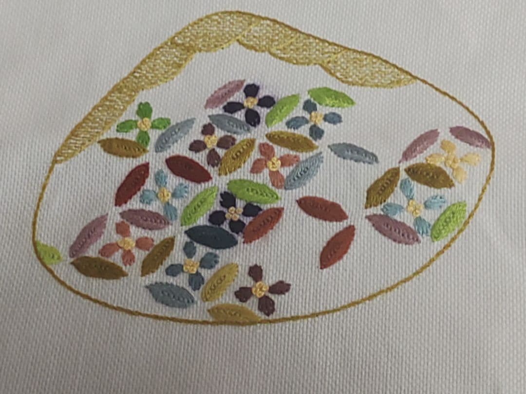 手刺繍 貝合わせ 模様入り 手編みレース縁取り 布製のれん 三つ割れ