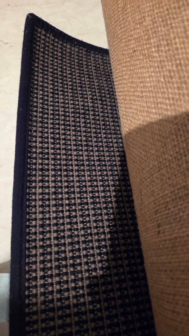 ベージュと黒のチェック柄ラグ