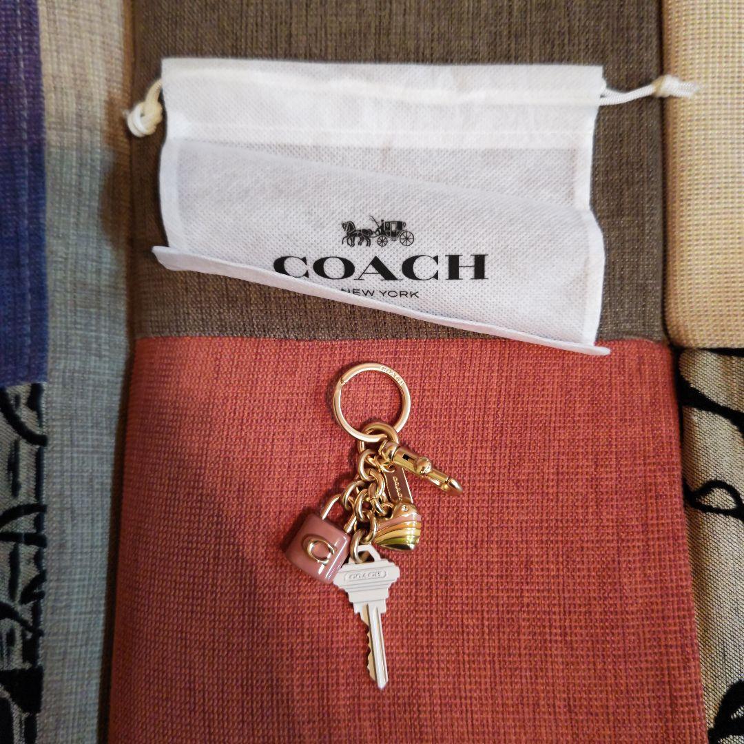 お値下げCOACH コーチ キーホルダー チャーム ハート 鍵 モチーフ 南京錠