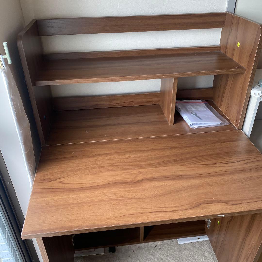 天板収納型ライティングデスク(キャスターチェア、照明付き)