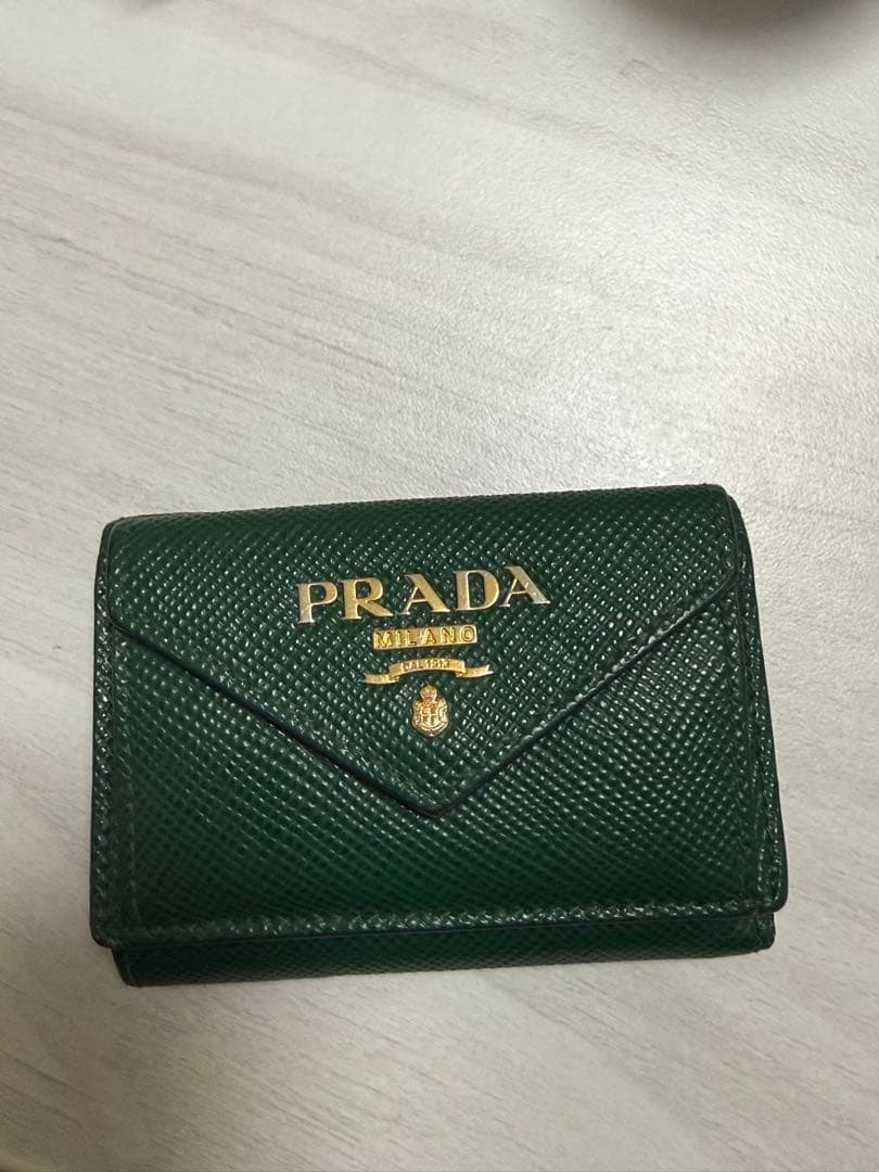 PRADA グリーン 三つ折り財布