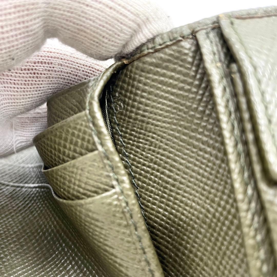 PRADAポケット付 サフィアーノ トライアングル 財布 黒　二つ折り