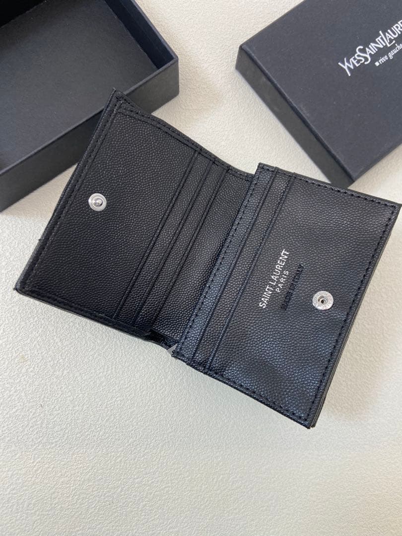 Yves Saint Laurent ブラック二つ折り財布