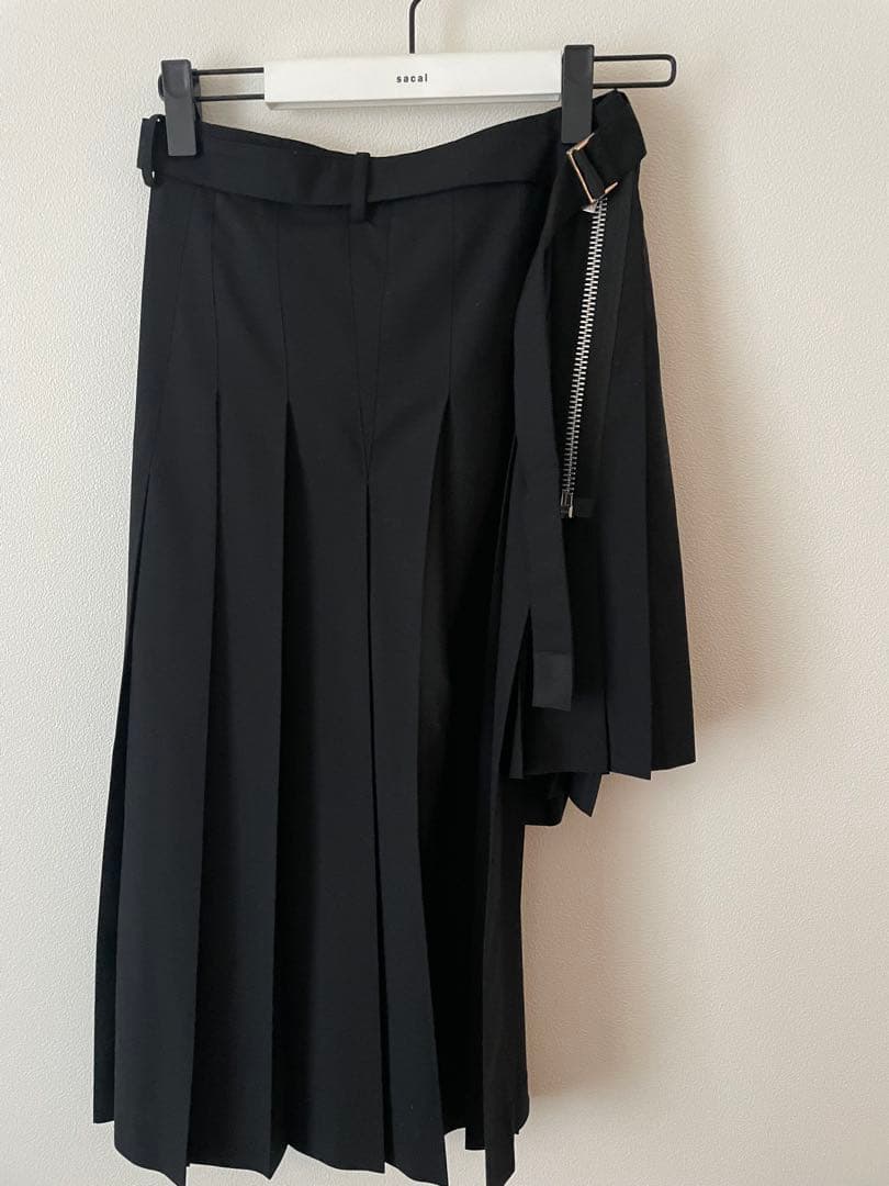 Sacai アシンメトリーブラックウールプリーツスカート