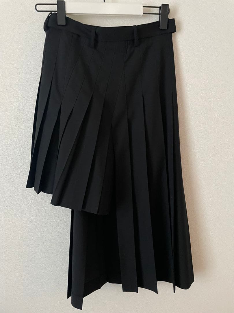 Sacai アシンメトリーブラックウールプリーツスカート