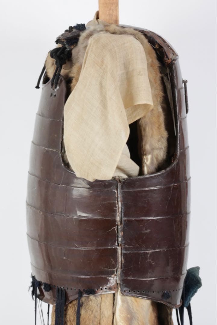 【江戸期】漆塗横剥二枚胴 毛皮羽織 草摺甲冑 鎧 武士具 時代武具 古美術 骨董