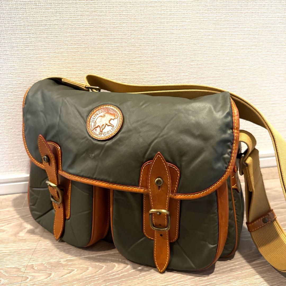 【美品】ハンティングワールド バチューサーパス カーキ系 メッセンジャーバッグ