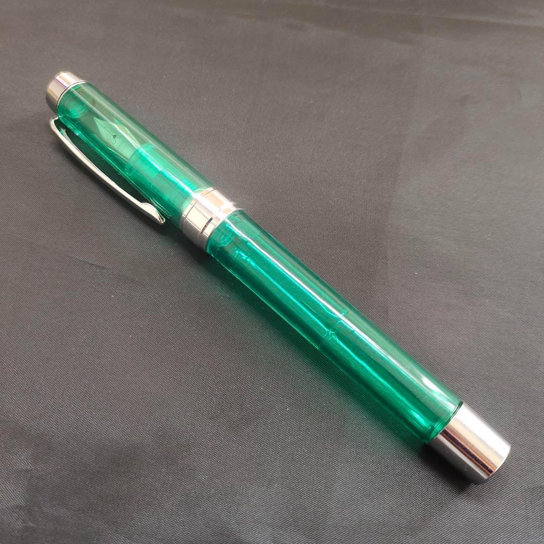 @透明な緑色の万年筆8