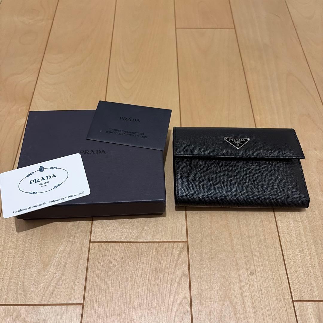 未使用級 PRADA　サフィアーノトライアングル　三つ折り財布　ブラック