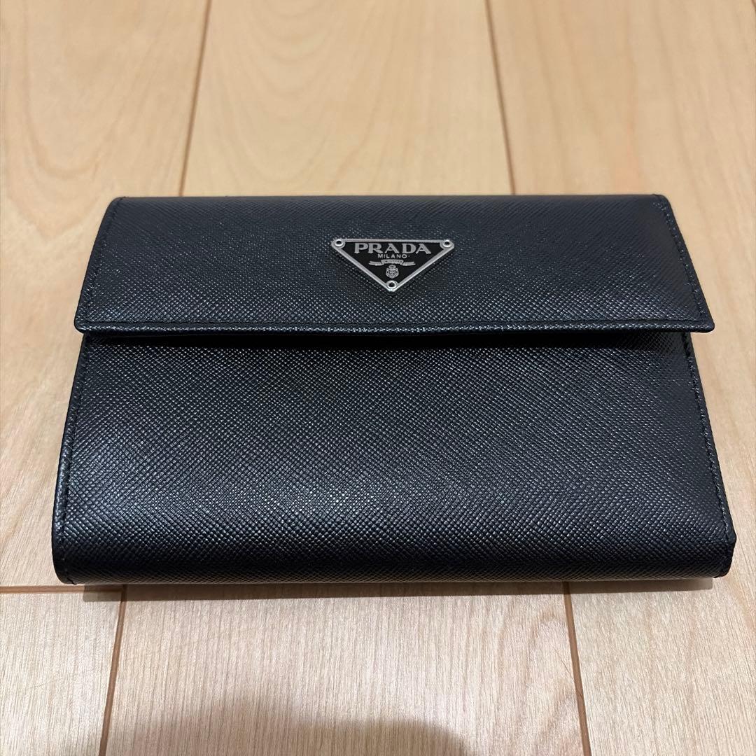 未使用級 PRADA　サフィアーノトライアングル　三つ折り財布　ブラック