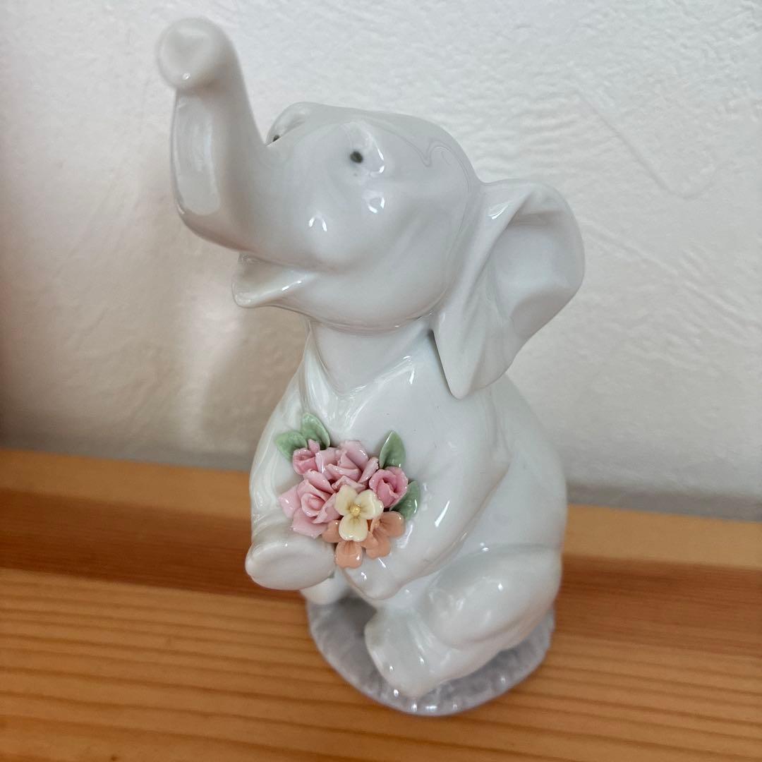 絶版　リヤドロ　ラッキーインラブ　花を持つ白い小象 置物 インテリア