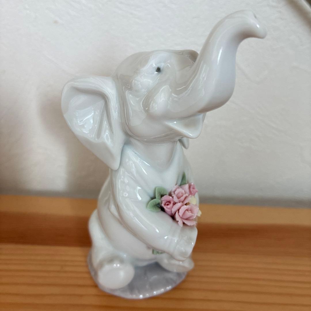 絶版　リヤドロ　ラッキーインラブ　花を持つ白い小象 置物 インテリア
