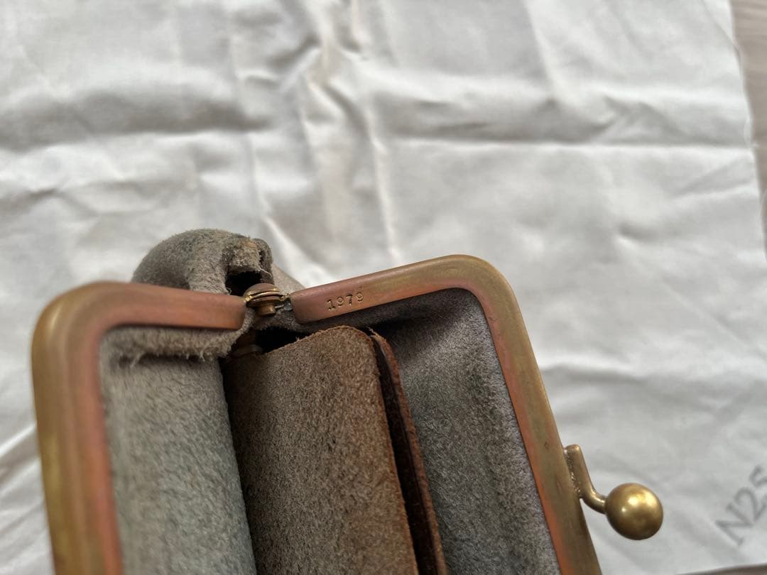 N25 レザーがま口ウォレット（クーズーストーン・中）