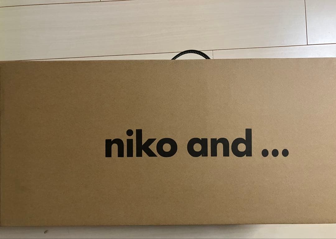 ニコアンド　アダストリア　クリスマスツリー　まつぼっくり