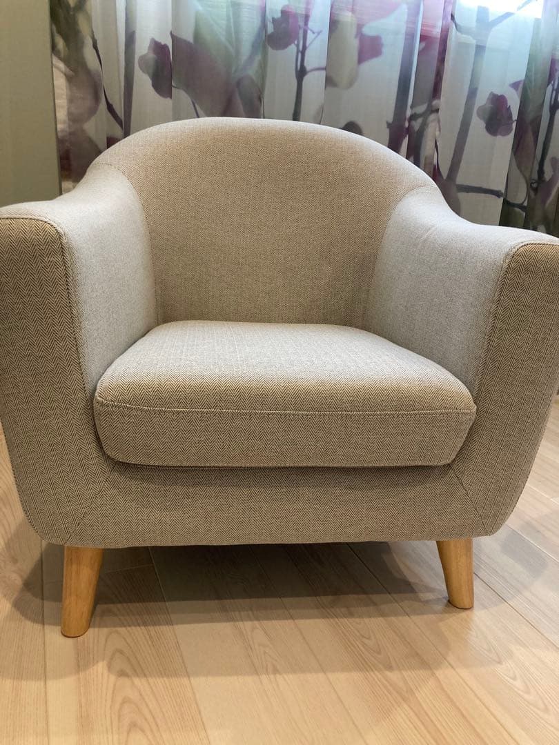 グレーのファブリックアームチェア