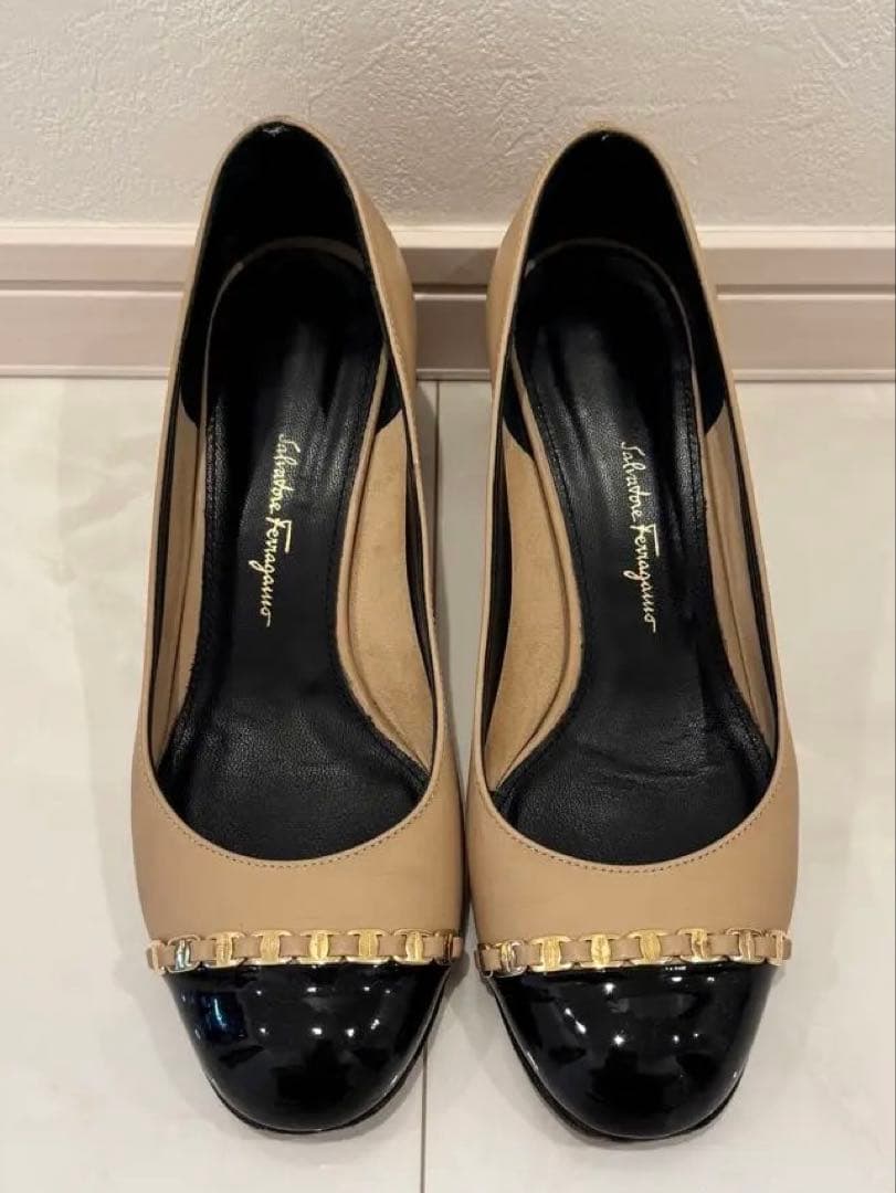 フェラガモ ベージュ/ブラック　ハイヒール