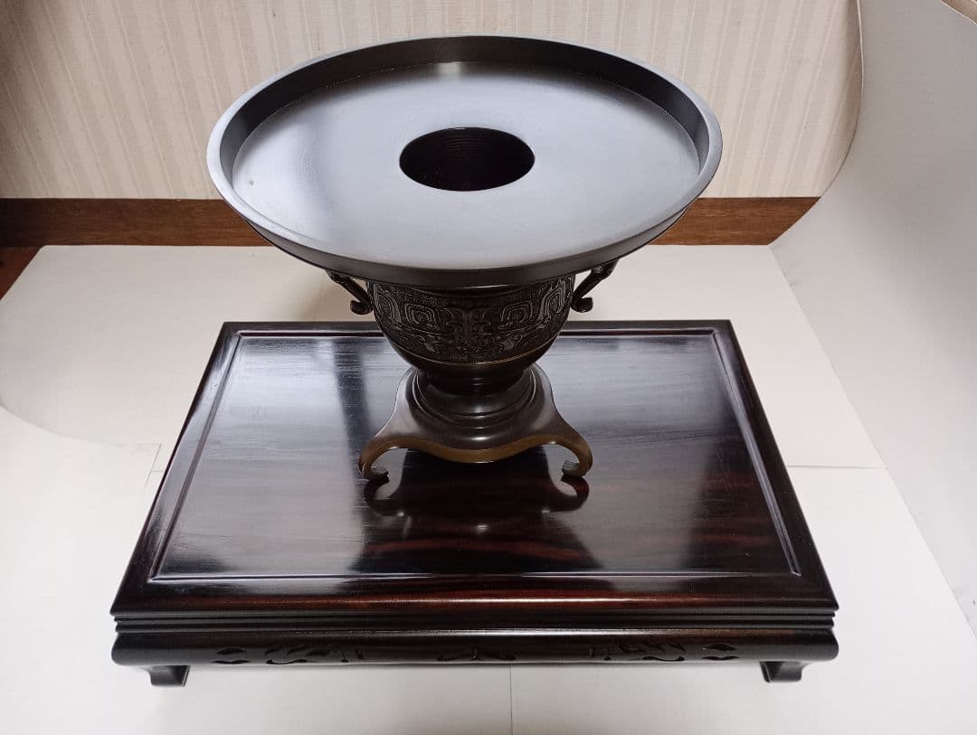 「唐銅 花器 薄端」＆「木製 花瓶台」2点セットです。