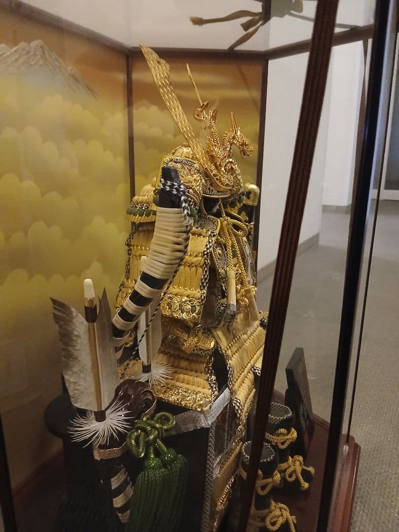 伝統的な五月人形 金色の武士