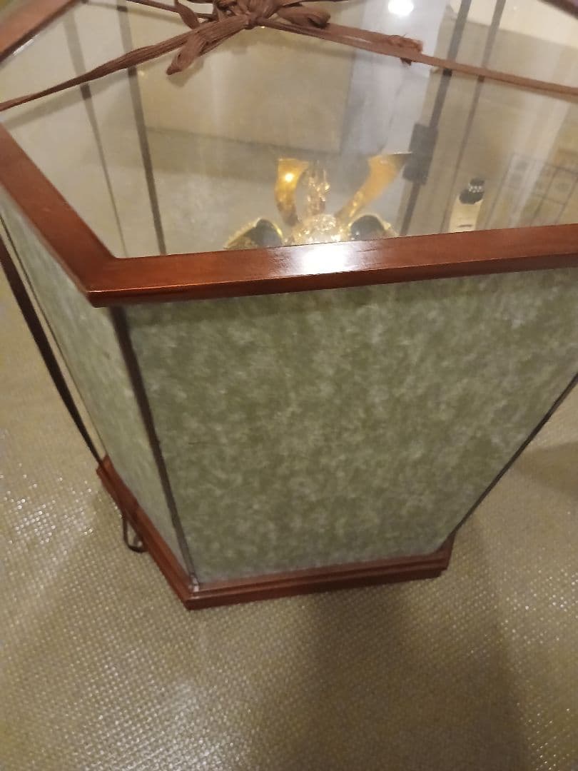 伝統的な五月人形 金色の武士