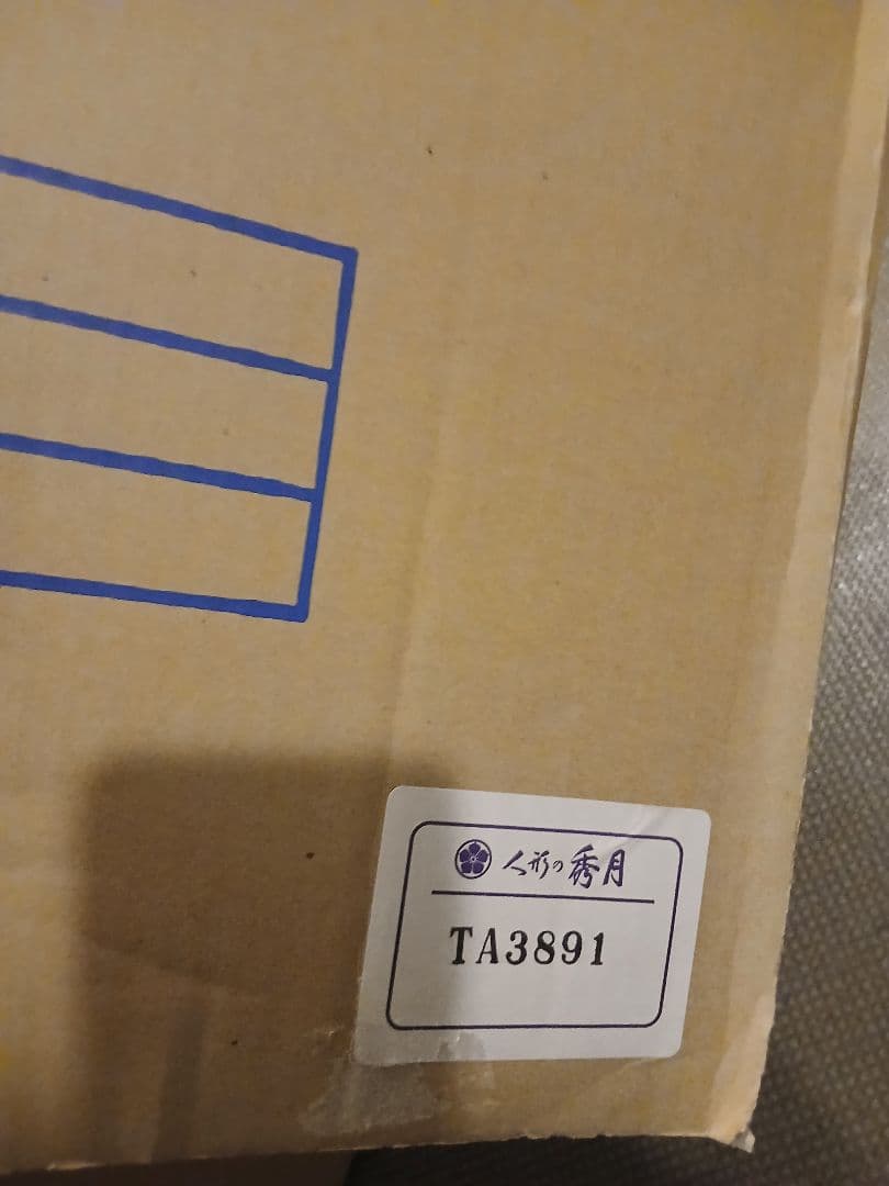 伝統的な五月人形 金色の武士