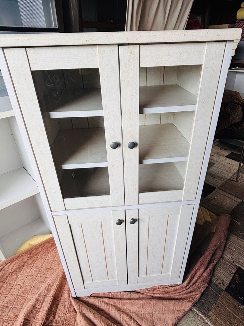 ホワイトキャビネット ガラス扉付き　食器棚