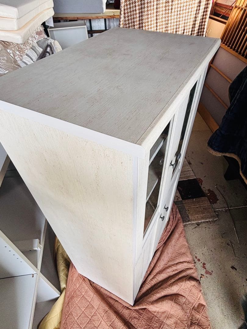 ホワイトキャビネット ガラス扉付き　食器棚