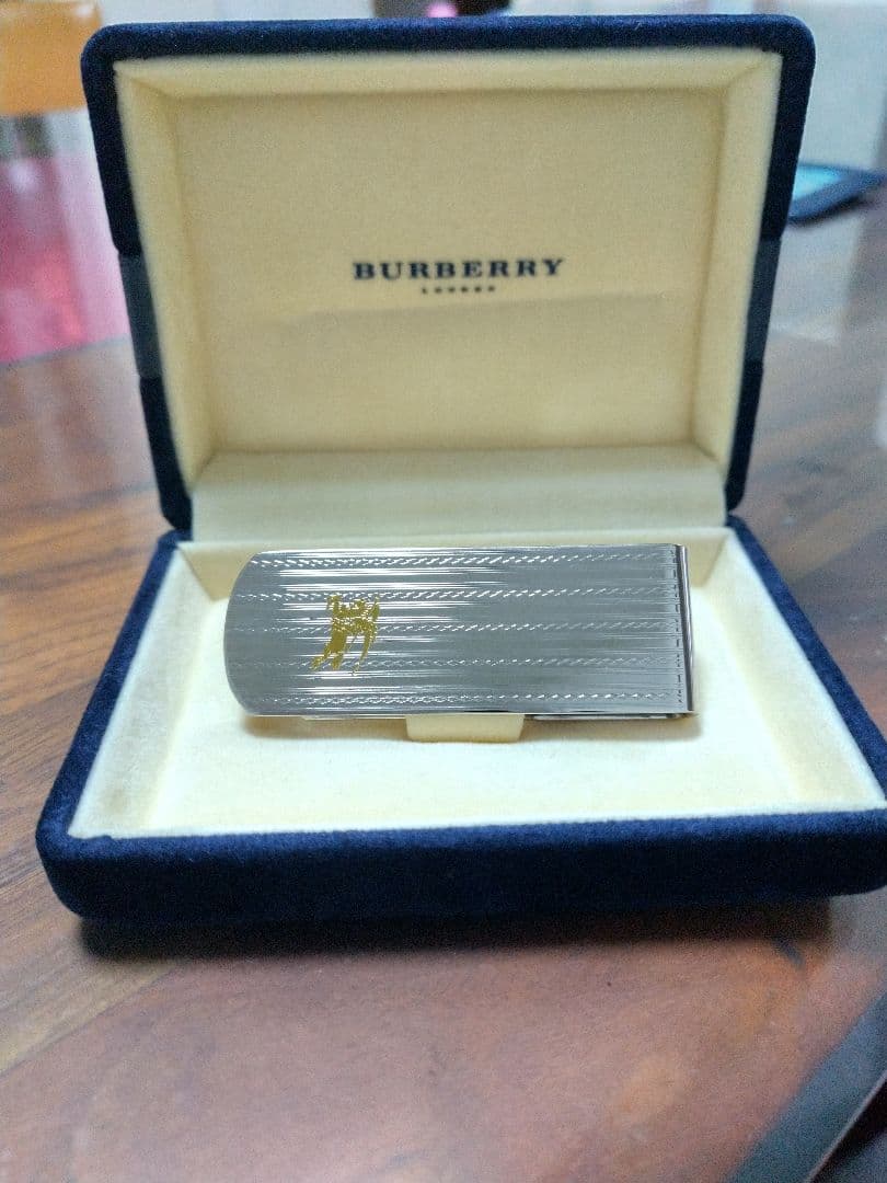 美品 BURBERRY シルバーマネークリップ