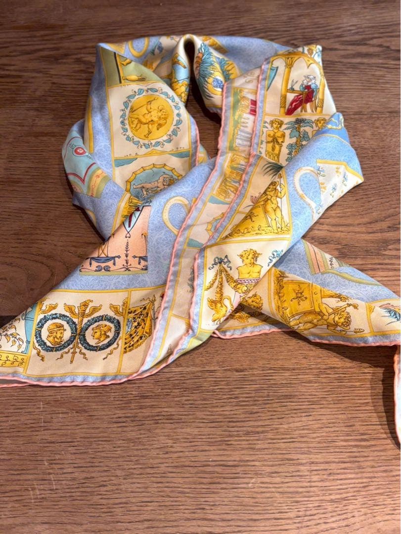 【極美品】GUCCI シルクスカーフ 多様なカップデザイン　85✖️85サイズ