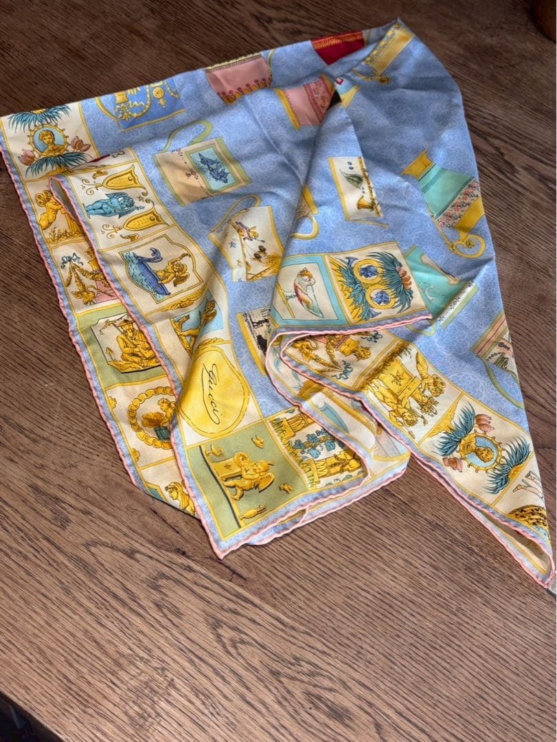 【極美品】GUCCI シルクスカーフ 多様なカップデザイン　85✖️85サイズ