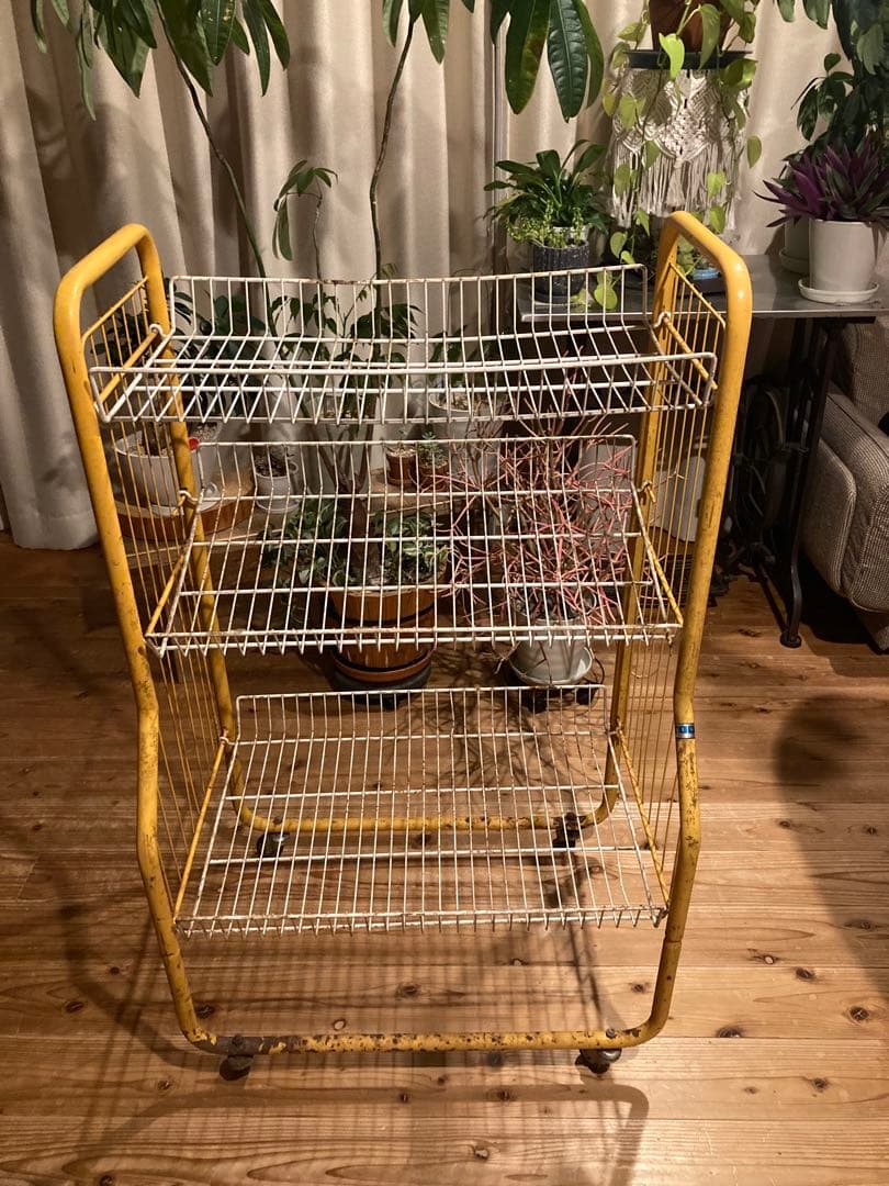 昭和レトロ　ワイヤーラック3段仕様　キャスター付　店舗什器　シャビーラック③