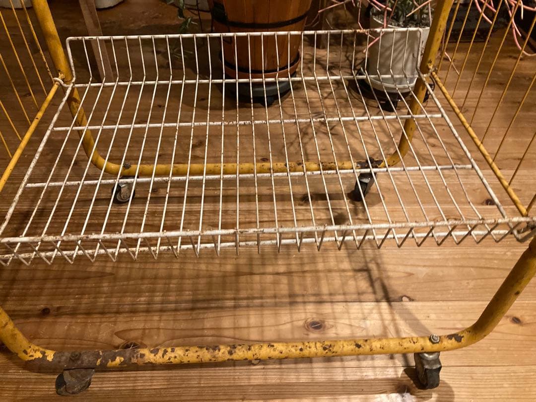 昭和レトロ　ワイヤーラック3段仕様　キャスター付　店舗什器　シャビーラック③