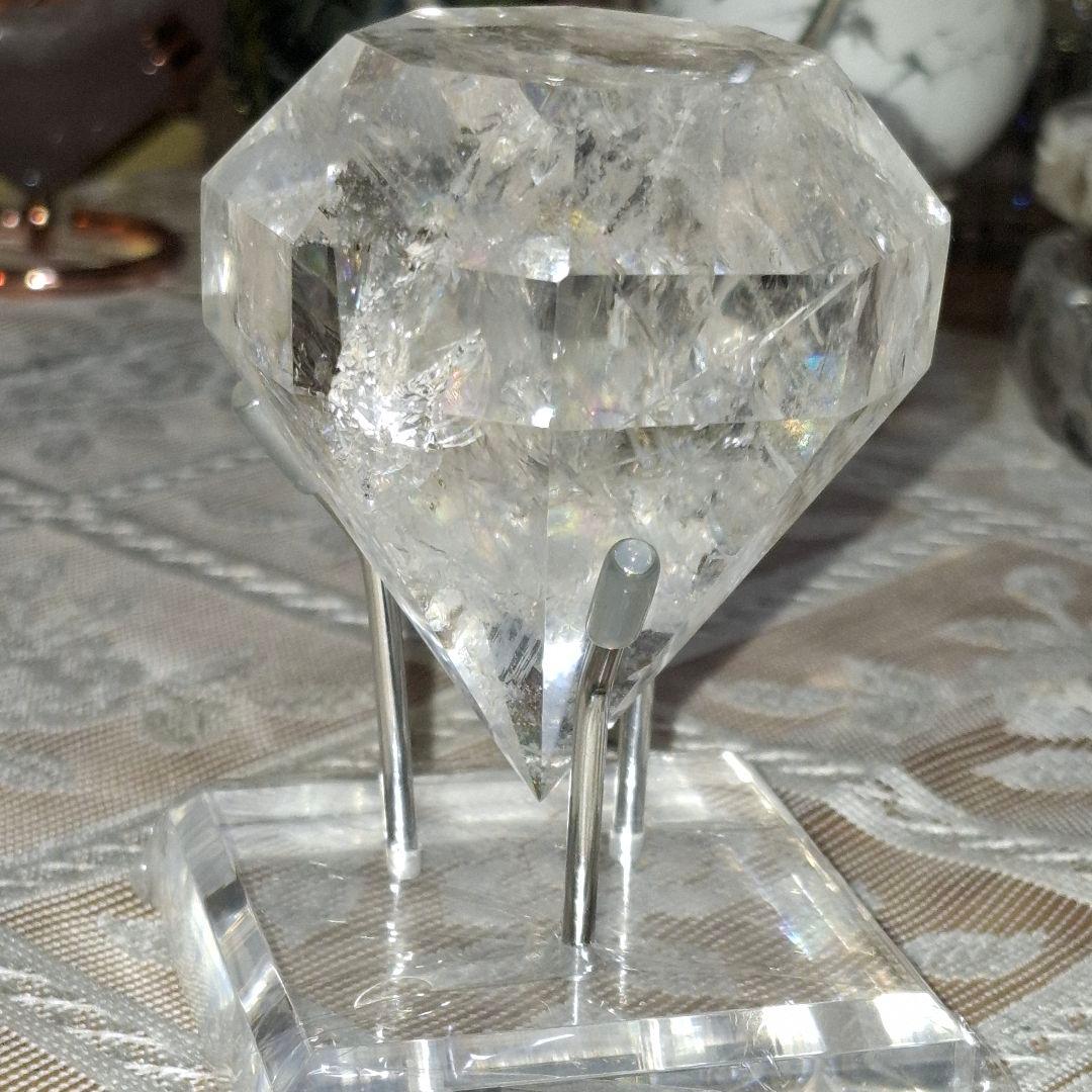天然石✨️水晶　ダイヤモンド型✨️虹キラキラ　台座付き