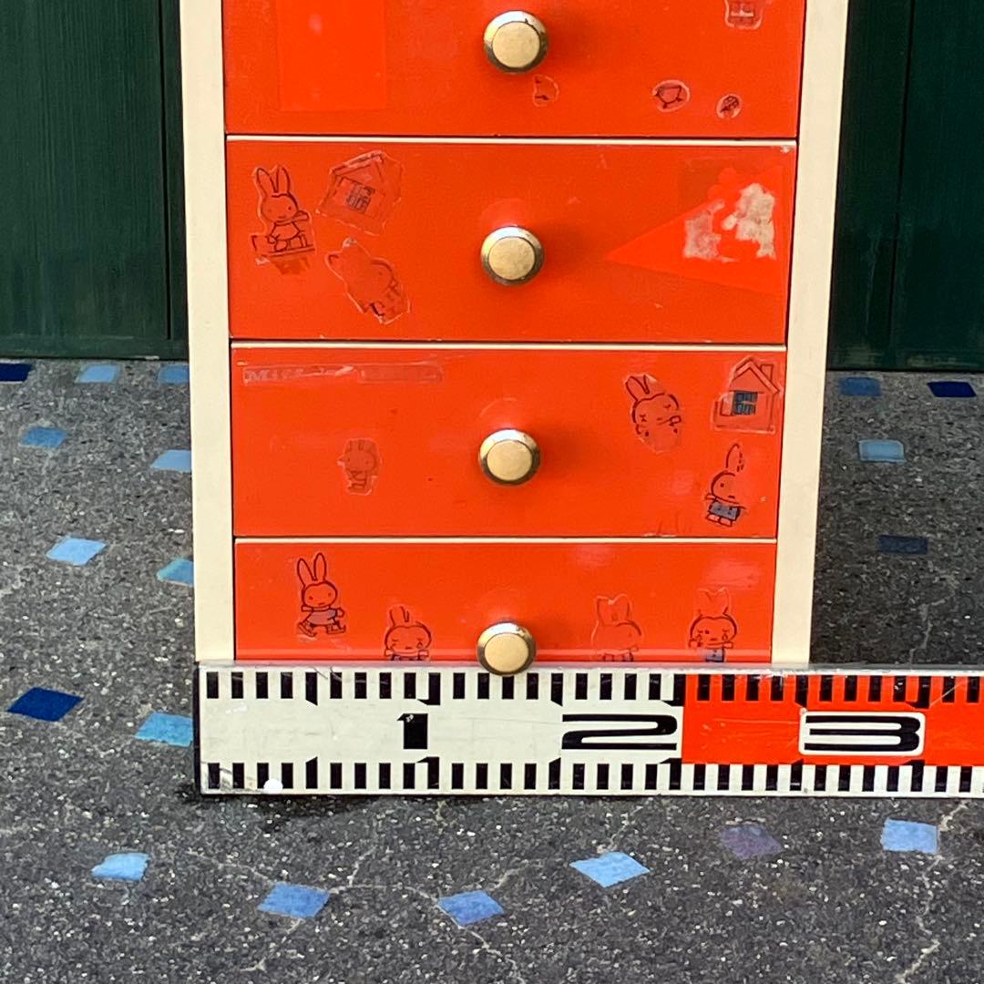 昭和レトロでスリムなチェスト はオレンジ色 中古家具 シールやその跡形あり