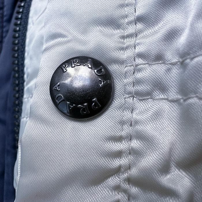 m*u様 PRADA プラダのダウンコート　三角ロゴ　ネイビー