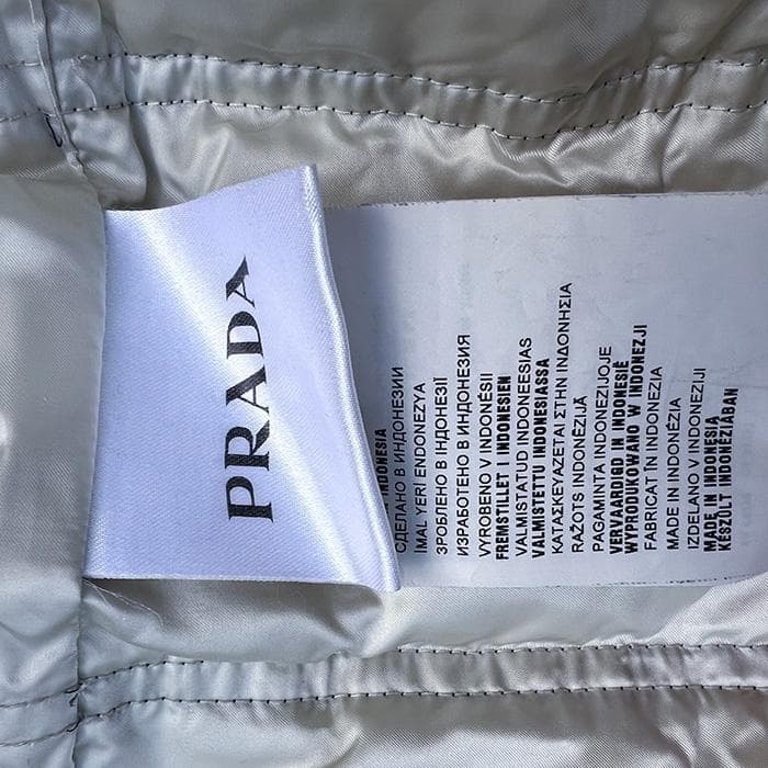 m*u様 PRADA プラダのダウンコート　三角ロゴ　ネイビー