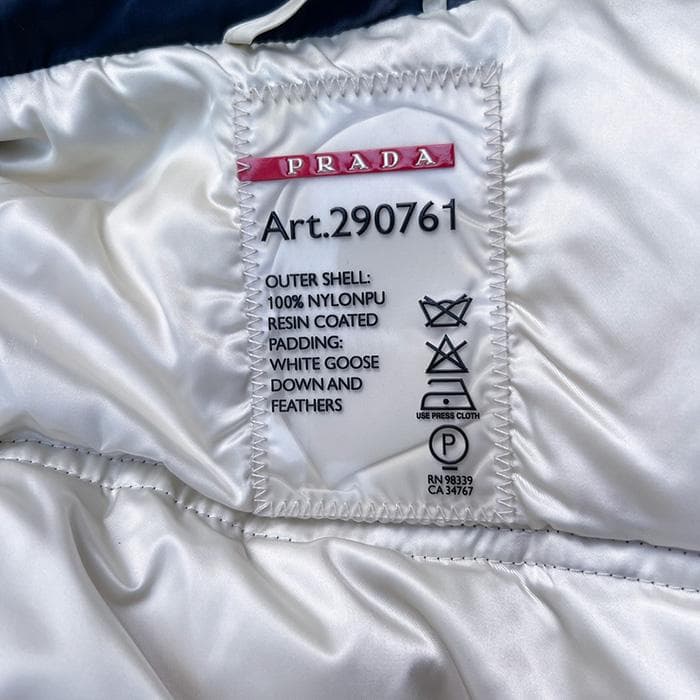 m*u様 PRADA プラダのダウンコート　三角ロゴ　ネイビー