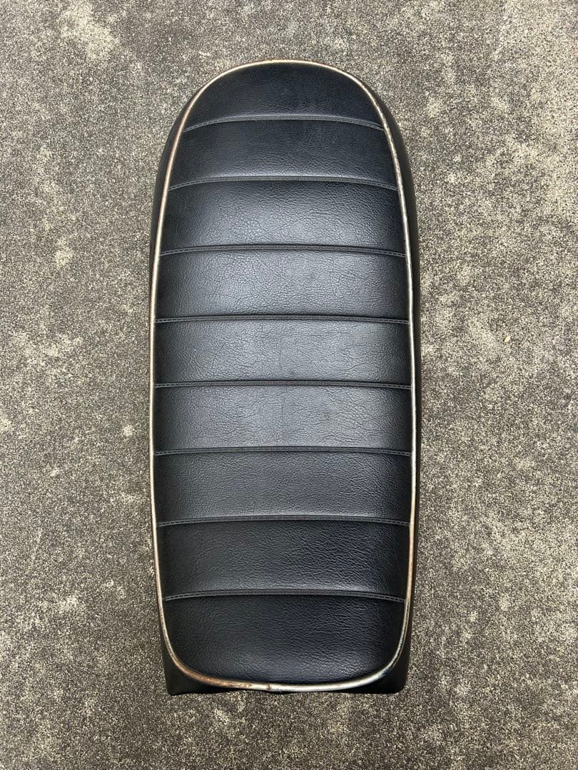 SR400 KWM バイクシート 黒 ストライプデザイン