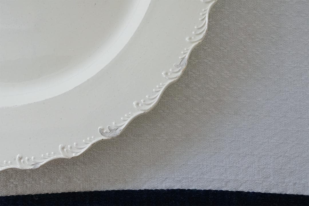 イギリスアンティーク　18世紀　フリルリム　レリーフ　プレート　34cm