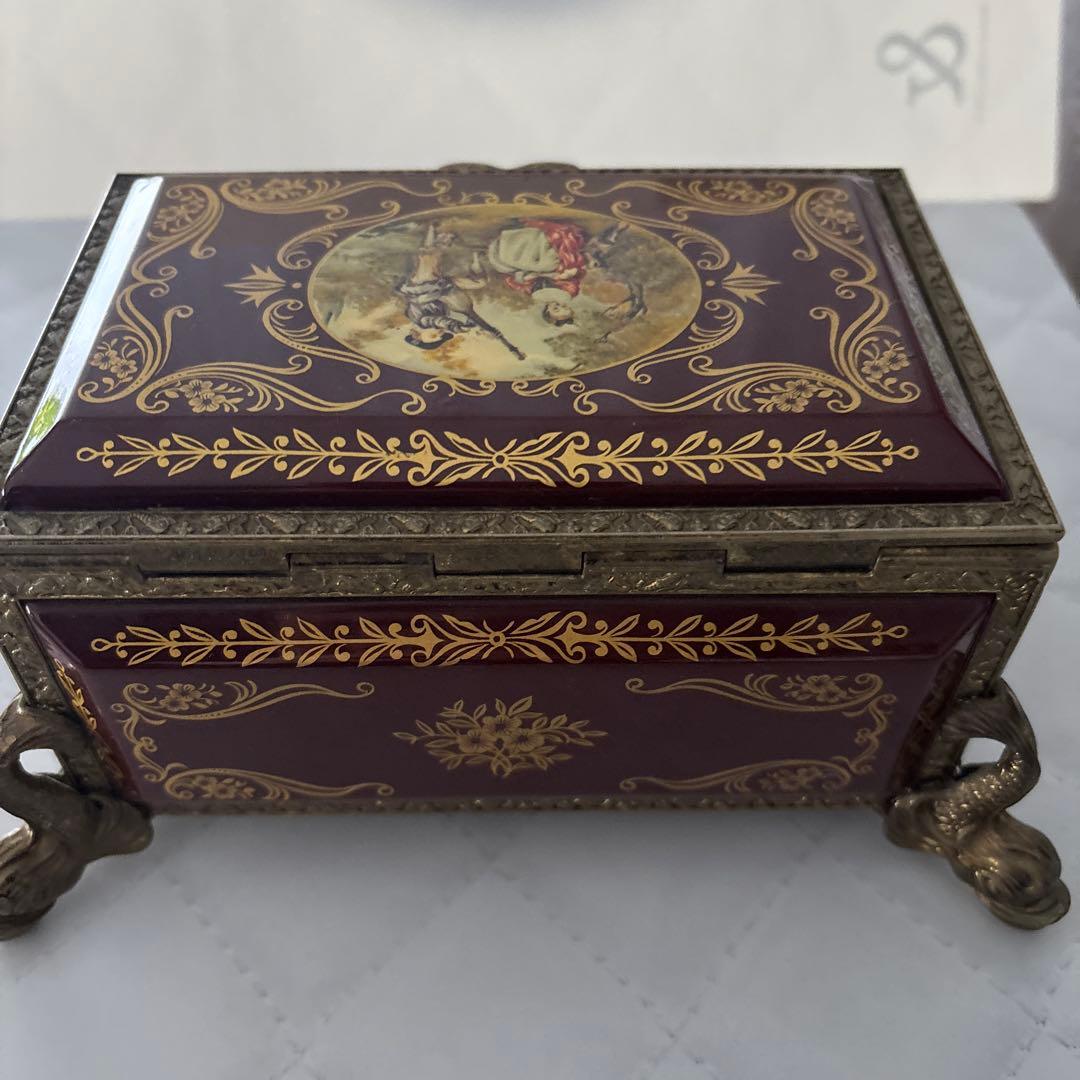 スイス製赤紫色の金色装飾オルゴール