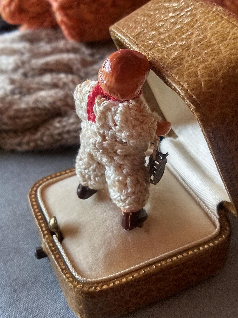 スケート靴ぶらさげた男の子　ミニチュアドール　HERTWIG　Carl Horn