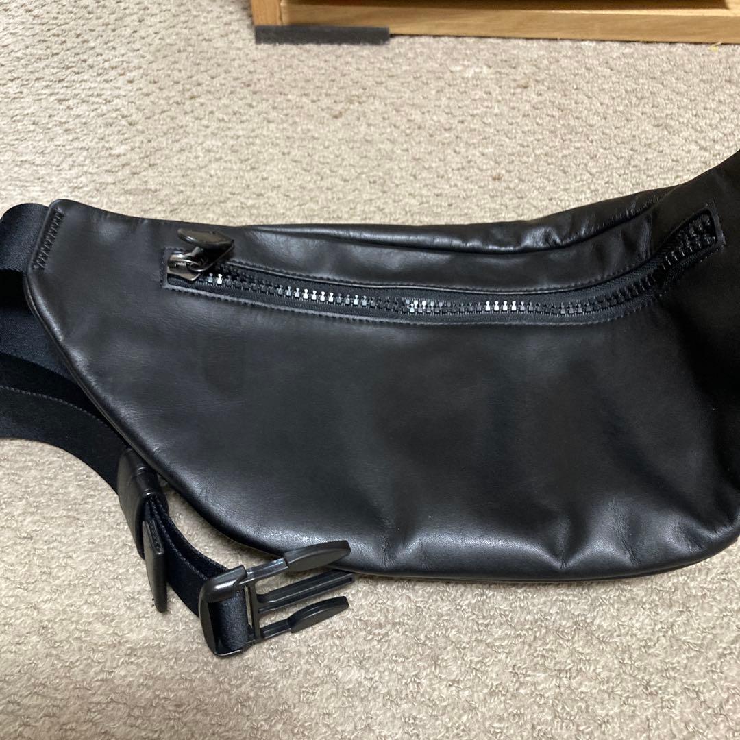 ①COACH ブラック ボディバッグ②TAKEO KIKUCHI ウエストポーチ