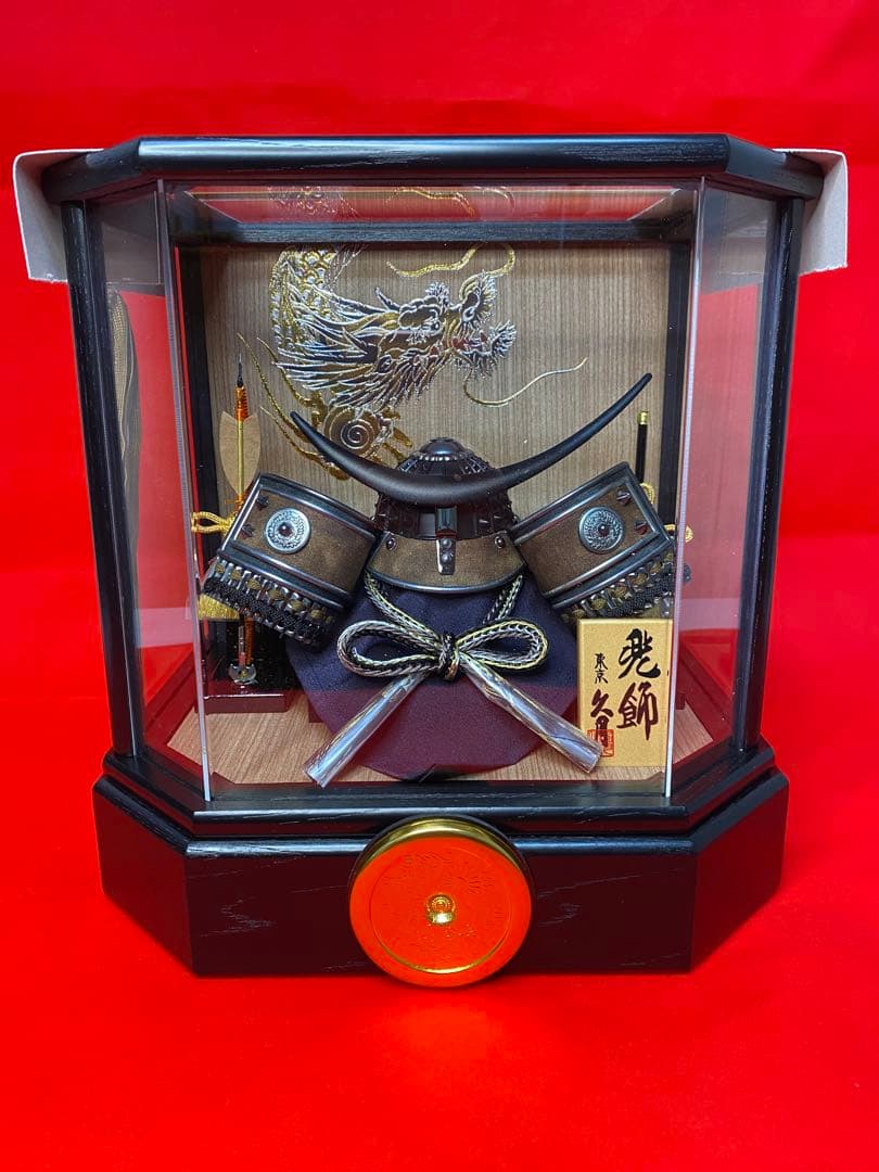 伊達政宗　東京久月　五月人形　家紋付マットブラック兜飾り木目六角アクリルケース入