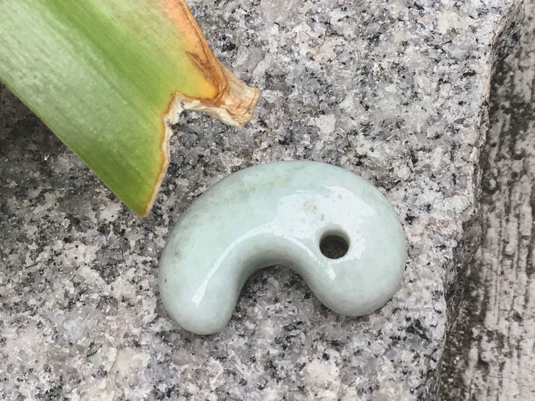 鑑定機関鑑別書付で9800円‼️ 糸魚川翡翠勾玉ジェダイト　特別安価の1点です‼️