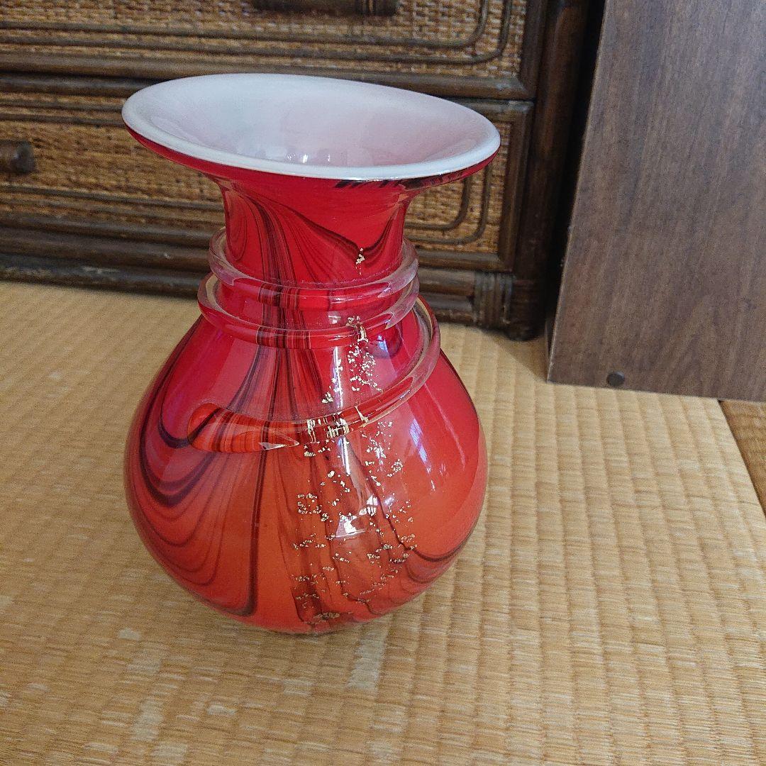 赤と白のマーブル模様の花瓶アンティーク
