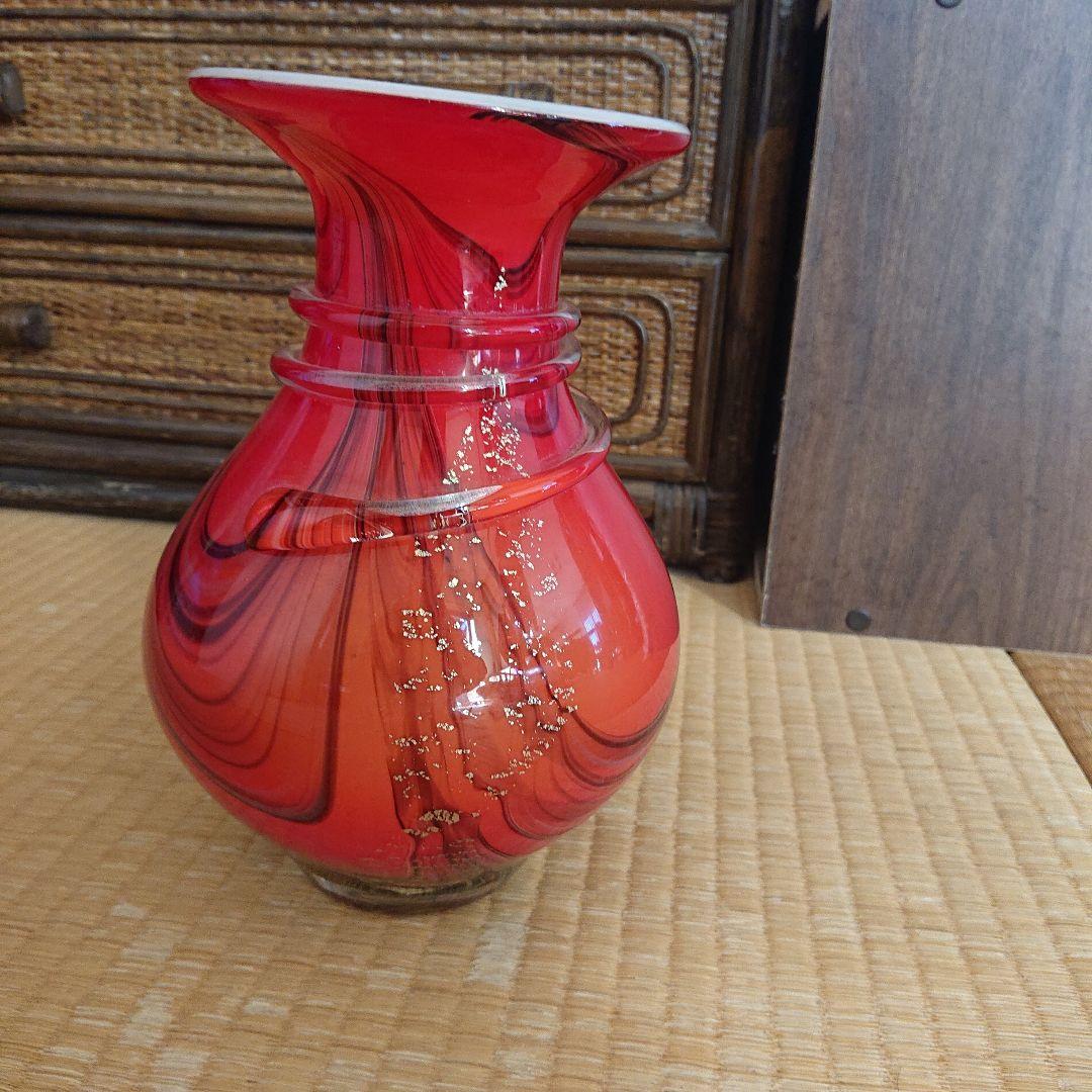 赤と白のマーブル模様の花瓶アンティーク