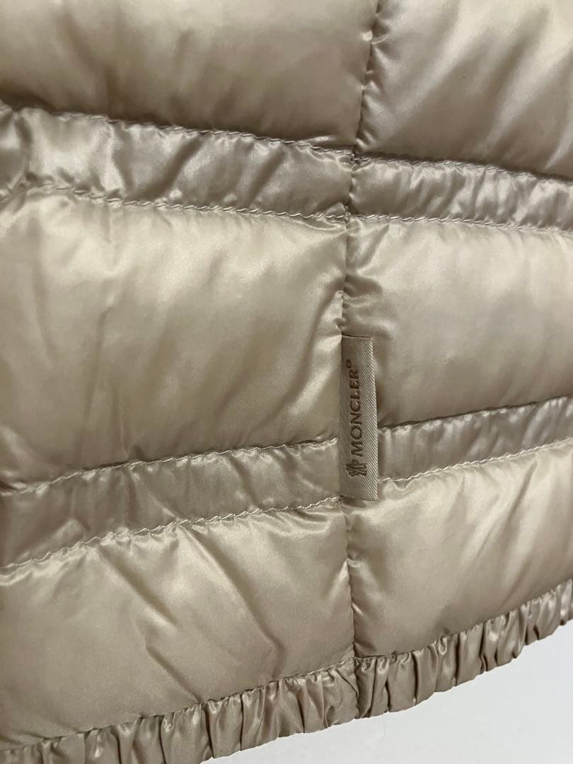 Moncler モンクレール　フリルギャザーノーカラーライトダウンジャケット