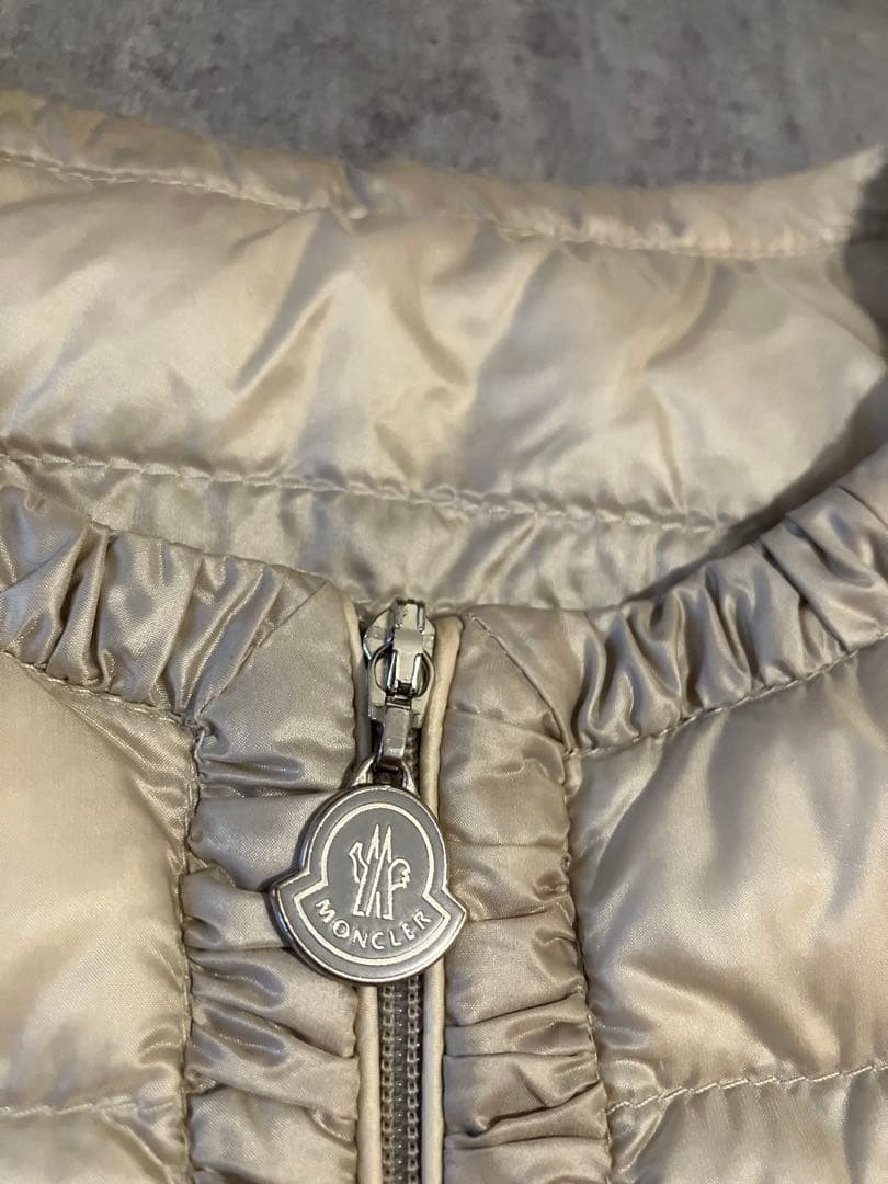 Moncler モンクレール　フリルギャザーノーカラーライトダウンジャケット