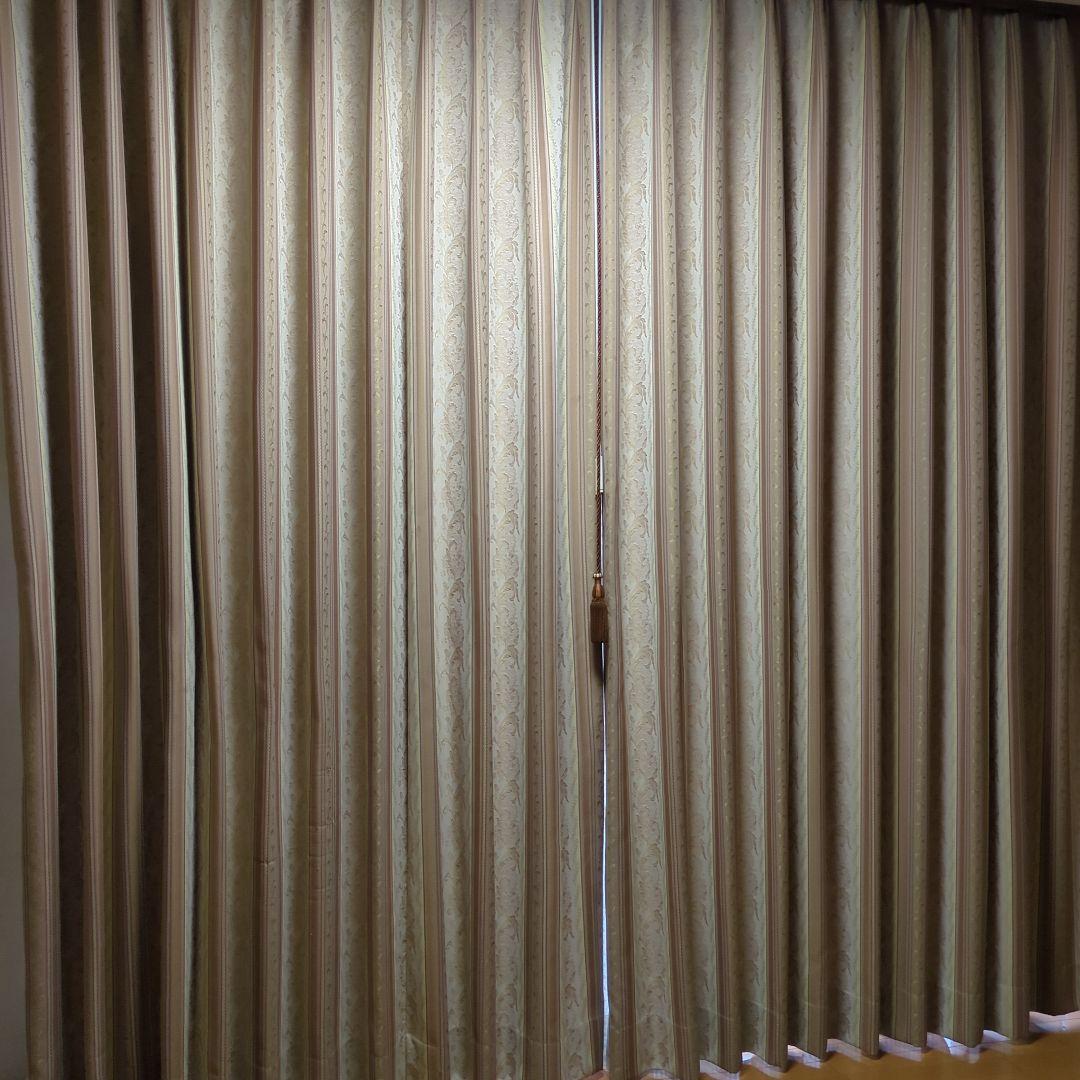 高級感のあるベージュカーテン ストライプと花模様